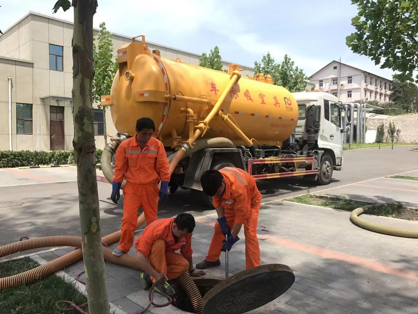 榕城管道疏通车停在窨井附近