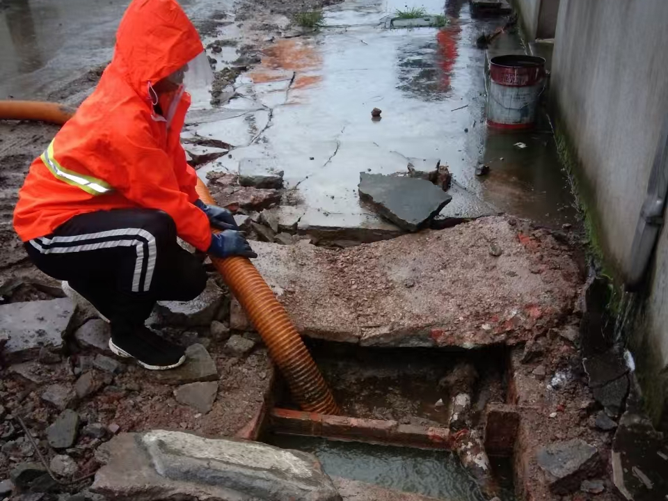 榕城专业清理污水池 炜誉市政以规范流程守护城市 “肠道”